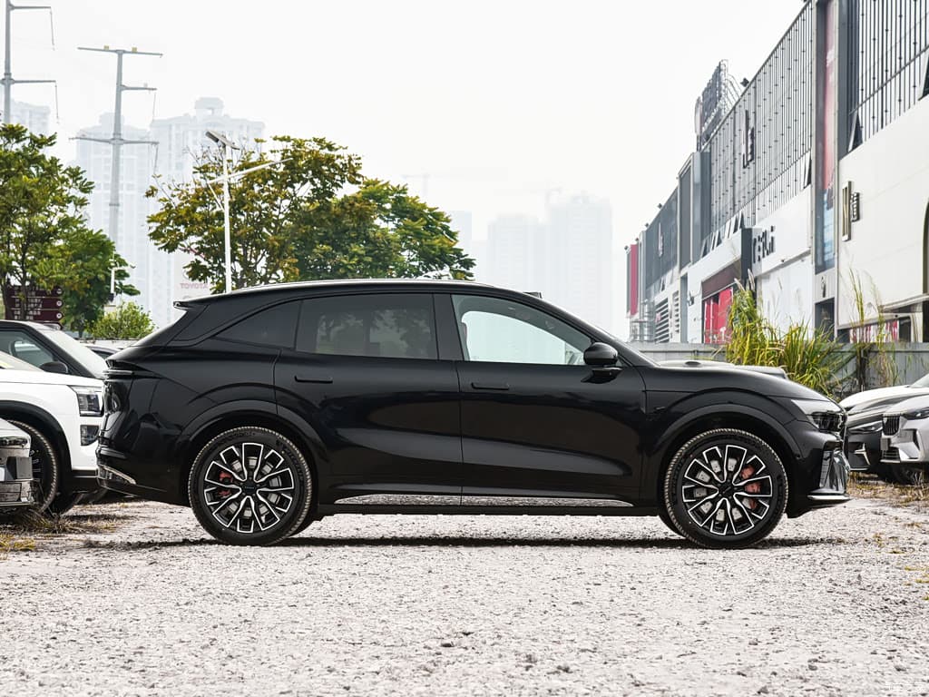 Zeekr 7X — confirm tyre size and mass on the trim page, not from a brochure memory.